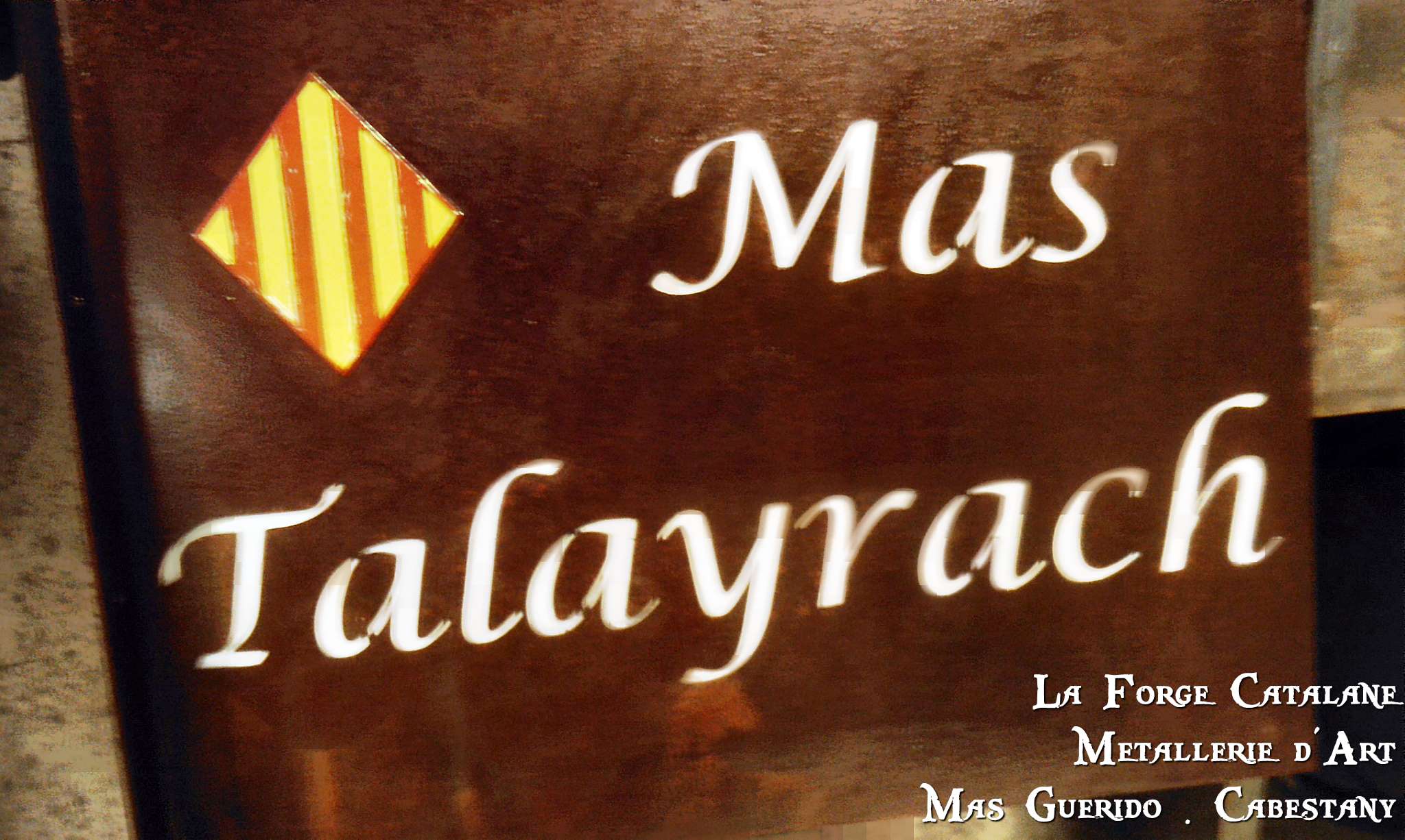 Enseigne mas talayrach avec plexi blanc les angles forge catalane.jpg